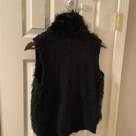 Arizona Jean Black Faux Fur Cable Knit Vest Size Large (Runs Small) - Picture 11 of 14